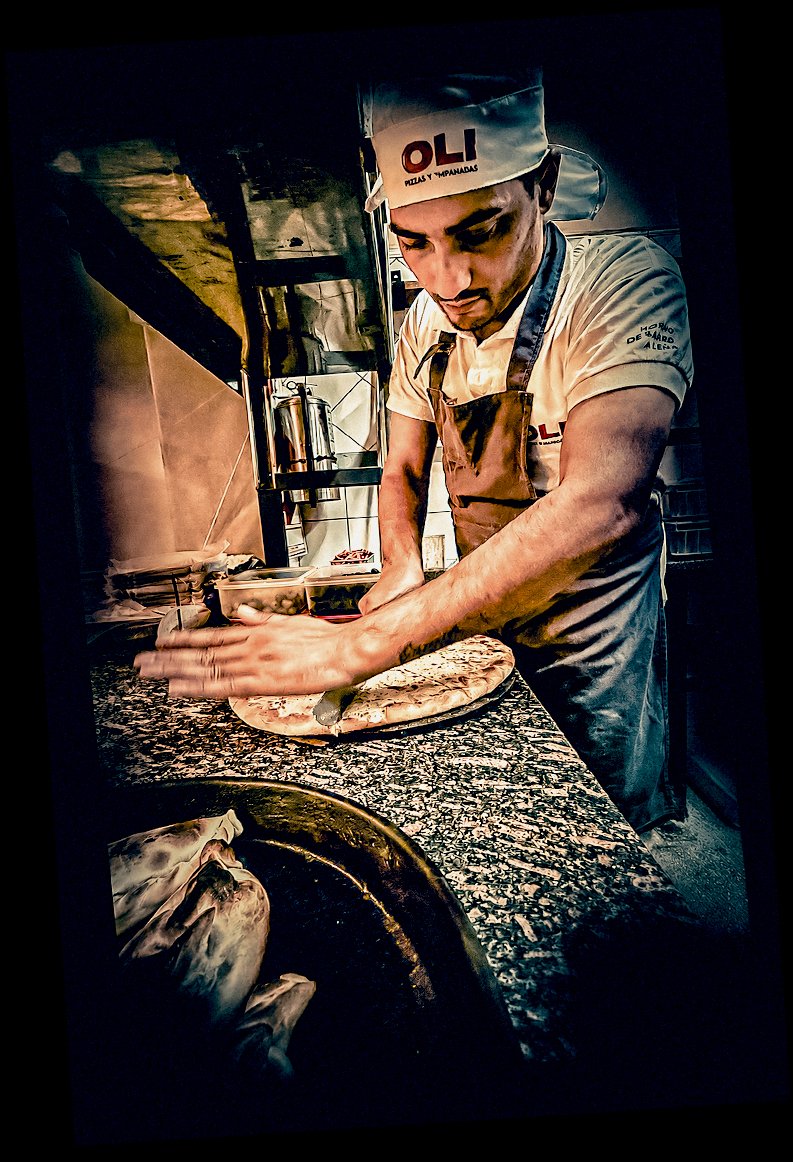 Maestro pizzero trabajando el horno de barro de OLI